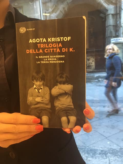 Ágota Kristóf (30 ottobre 1935), Trilogia della città di K. (Armando  Marchi, Virginia Ripa di Meana, Giovanni Bogliolo trad. it.), Torino 1998,  Einaudi